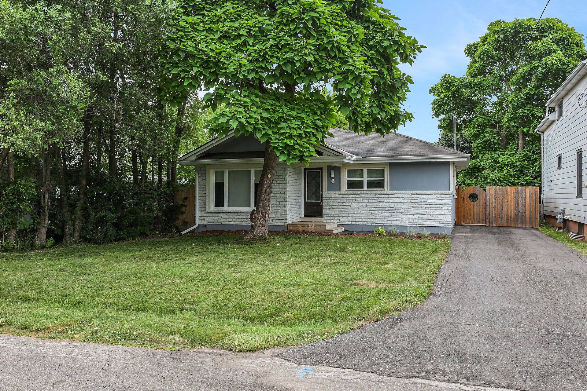 6 Lincoln AVE, Grimsby, ON L3M 1Y4