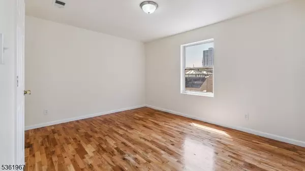 Newark City, NJ 07103,392 New St #1