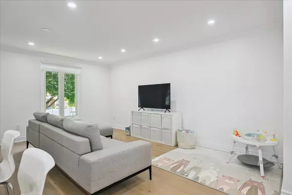 Burlington, ON L7L 3Z4,379 Bryant CRES