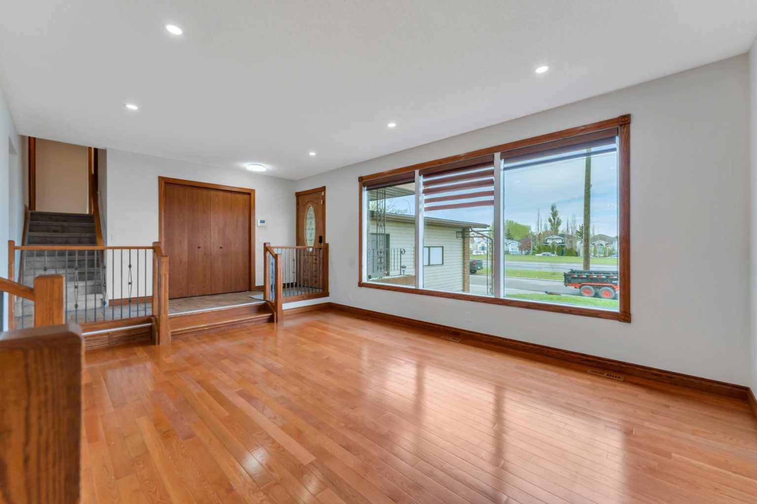 Calgary, AB T1Y 5R5,300 Templeton CIR NE