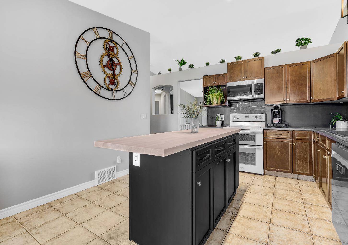 Grande Prairie, AB T8W 0G7,11422 72 AVE