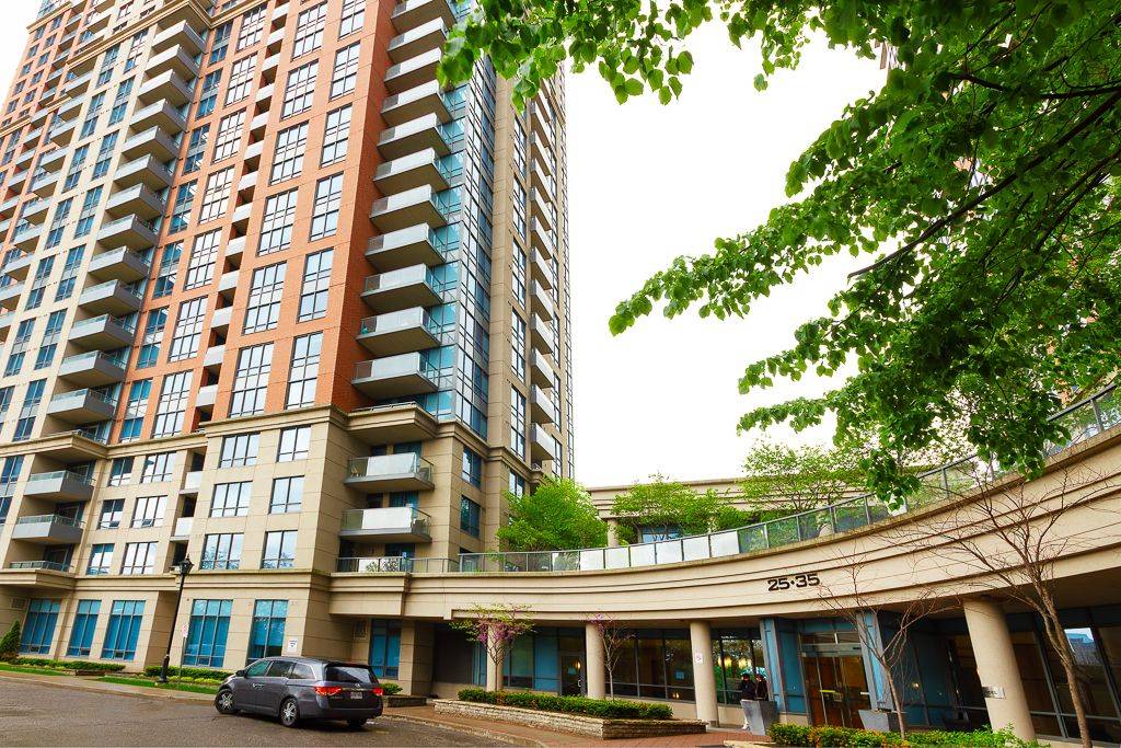 Toronto W08, ON M9B 0A1,25 Viking LN #1753