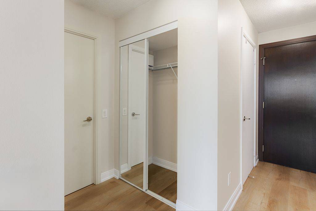 Toronto W08, ON M9B 0A1,25 Viking LN #1753
