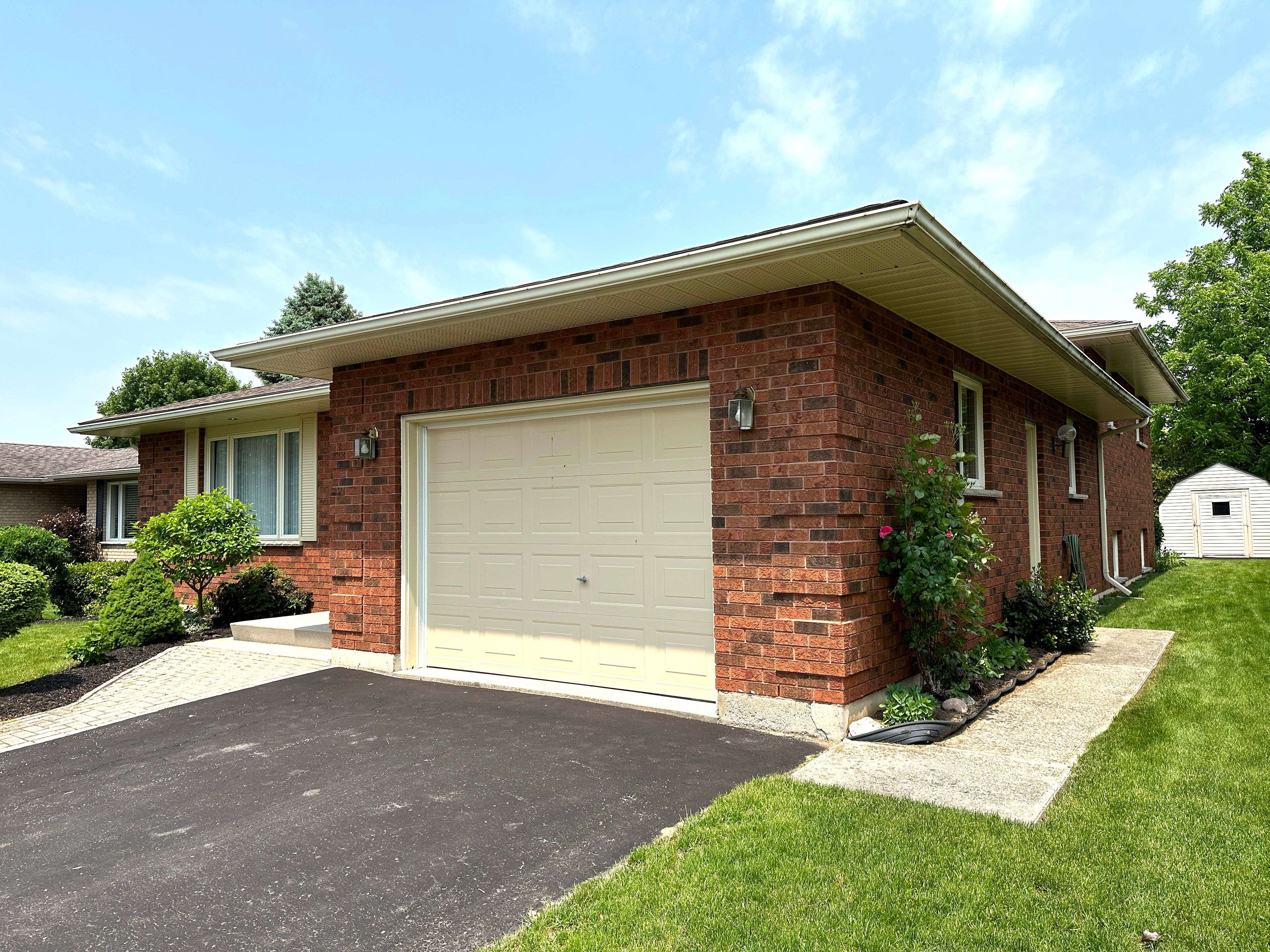 Hanover, ON N4N 3S2,218 4th Street CRES