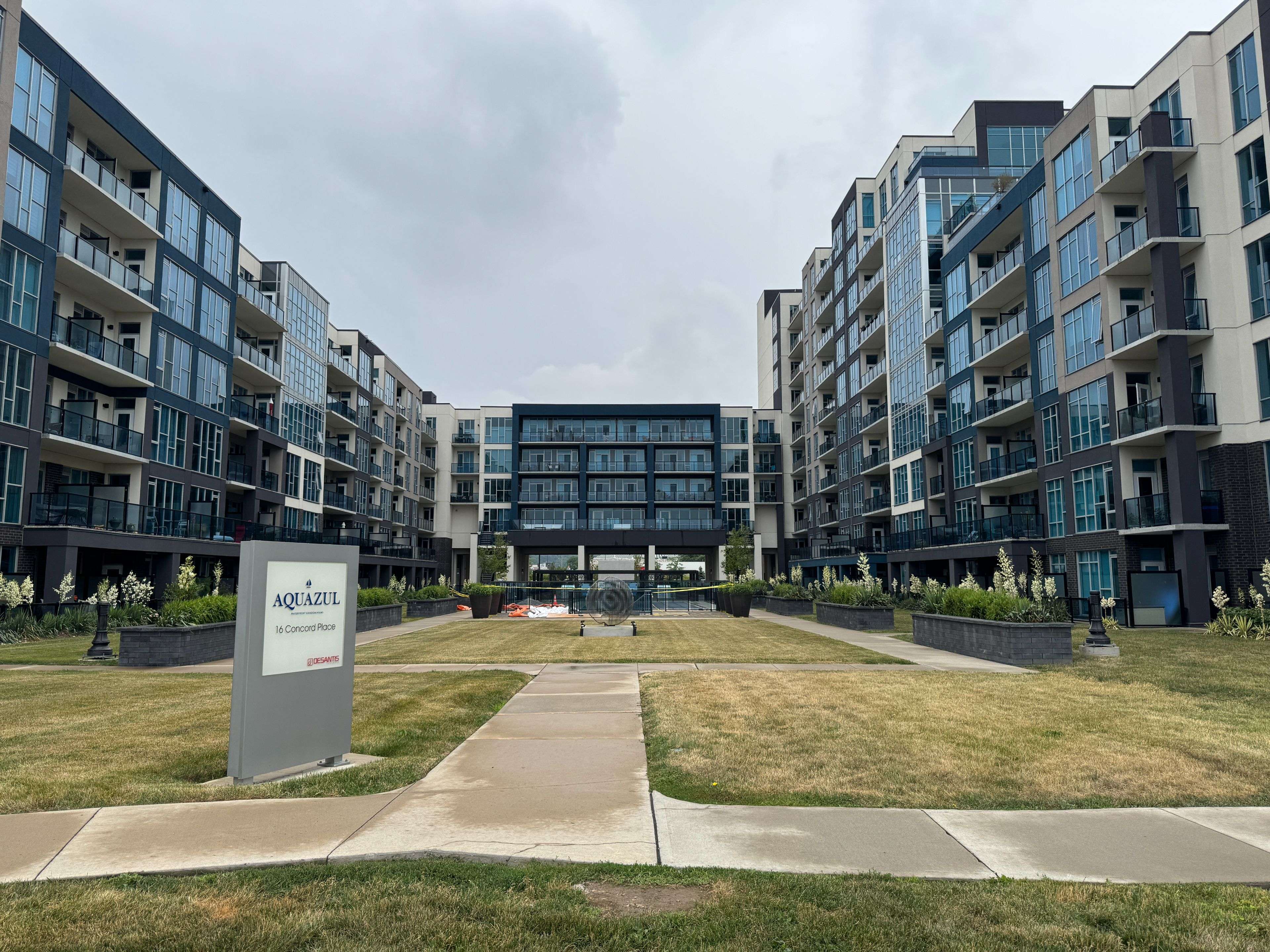 16 Concord PL #128, Grimsby, ON L3M 0J1