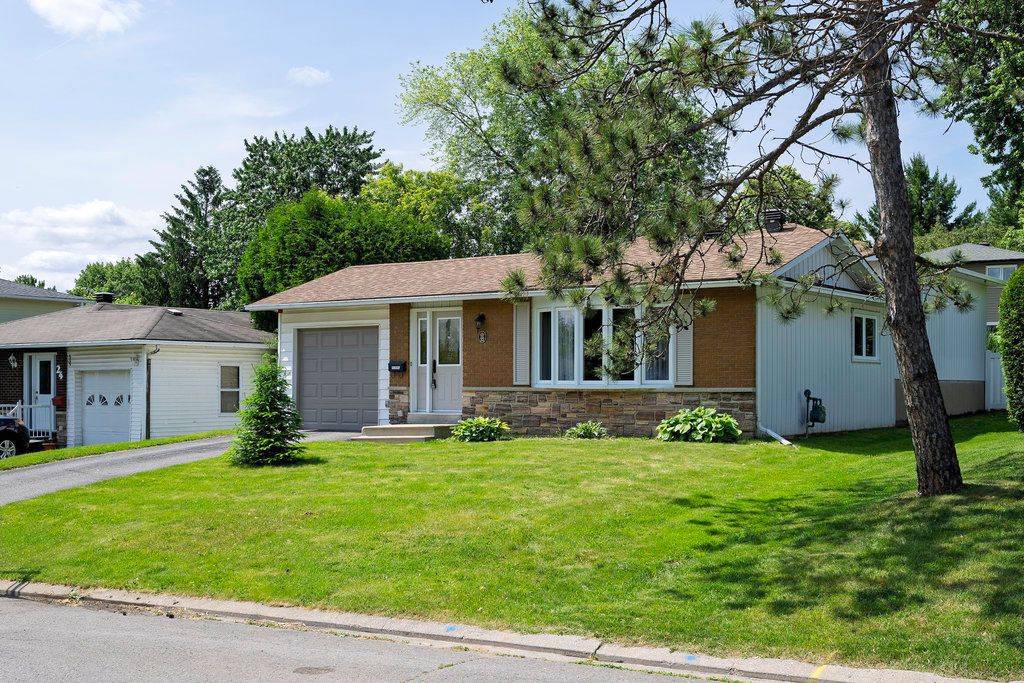 22 RED MAPLE CRES, Blackburn Hamlet, ON K1B 3Z4