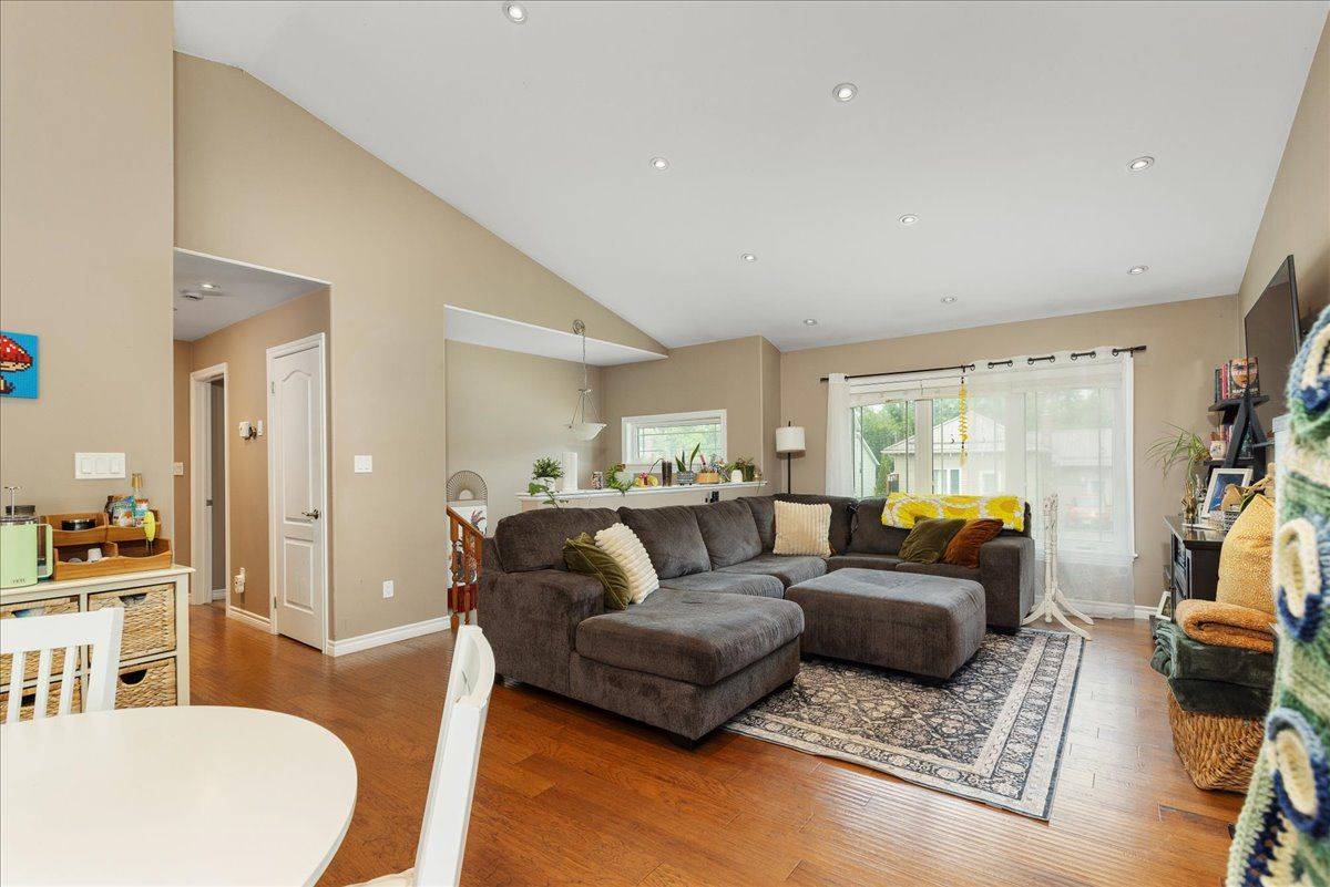 Kawartha Lakes, ON K9V 1W9,31 DURHAM ST E