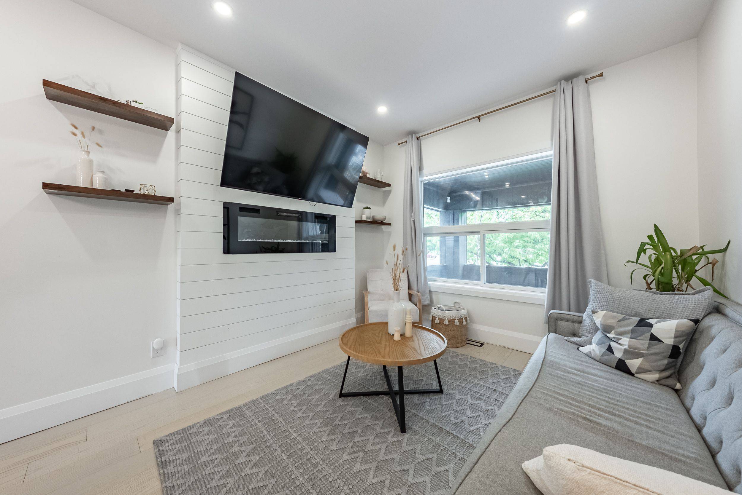 Hamilton, ON L8M 1T1,302 Dunsmure RD