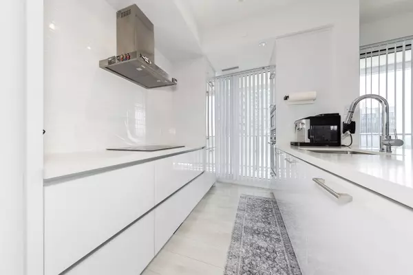 Toronto C10, ON M4S 0B8,2221 Yonge ST #1408