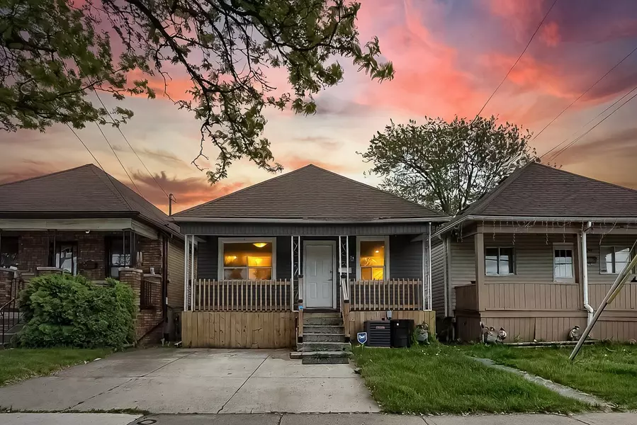 230 McAnulty BLVD, Hamilton, ON L8H 3J1