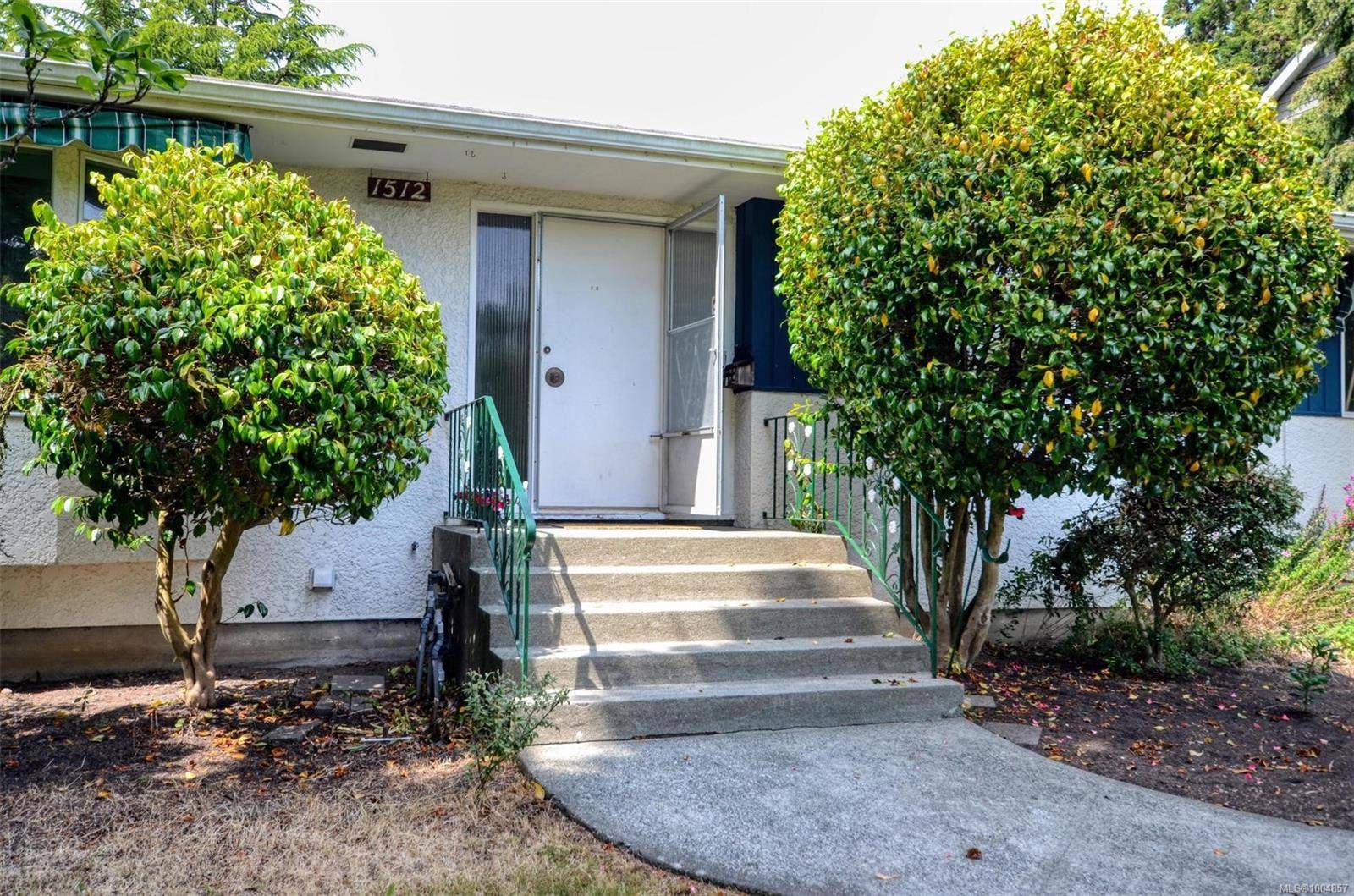 1512 Montgomery Ave, Victoria, BC V8S 1T4