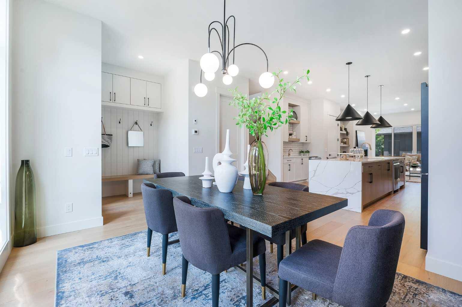 Calgary, AB T2M 0B3,136 10 AVE NW