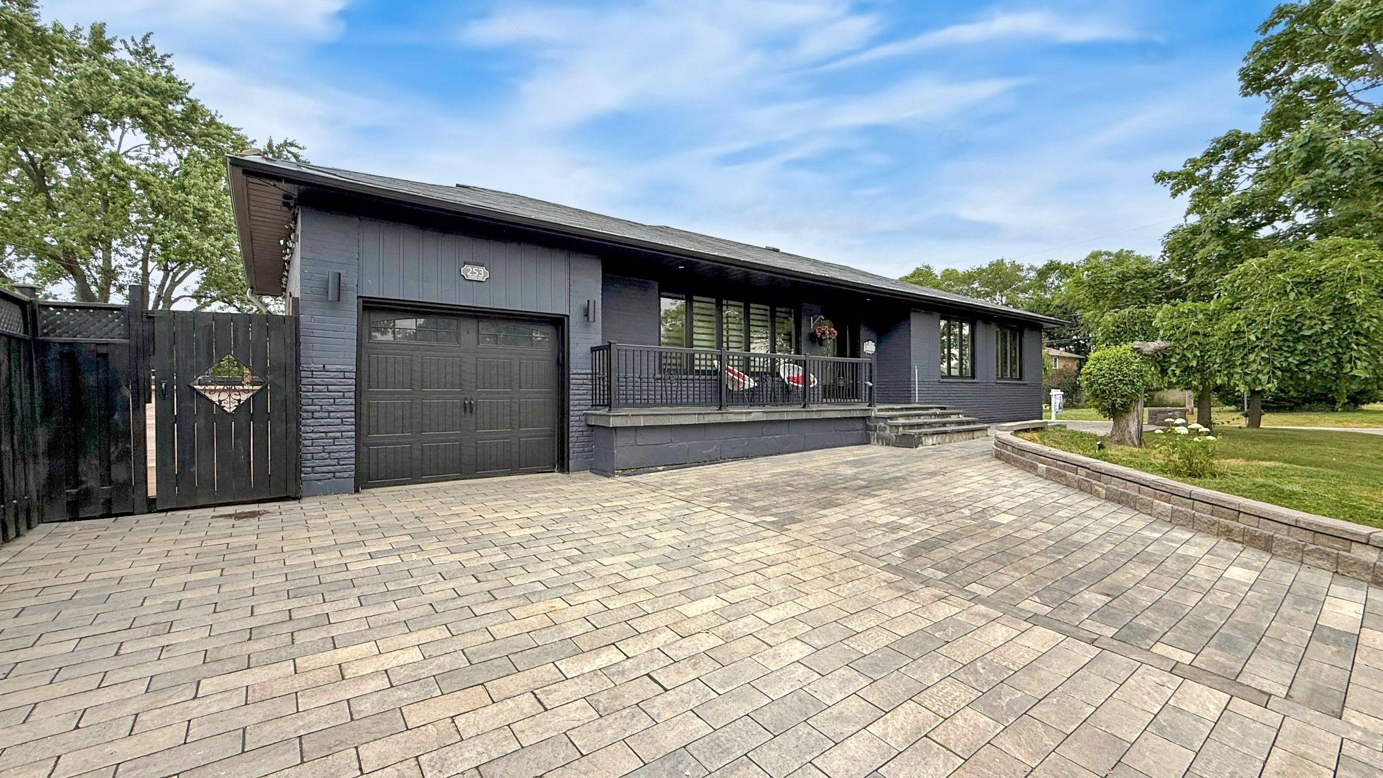 253 Searle AVE, Toronto C06, ON M3H 4C1