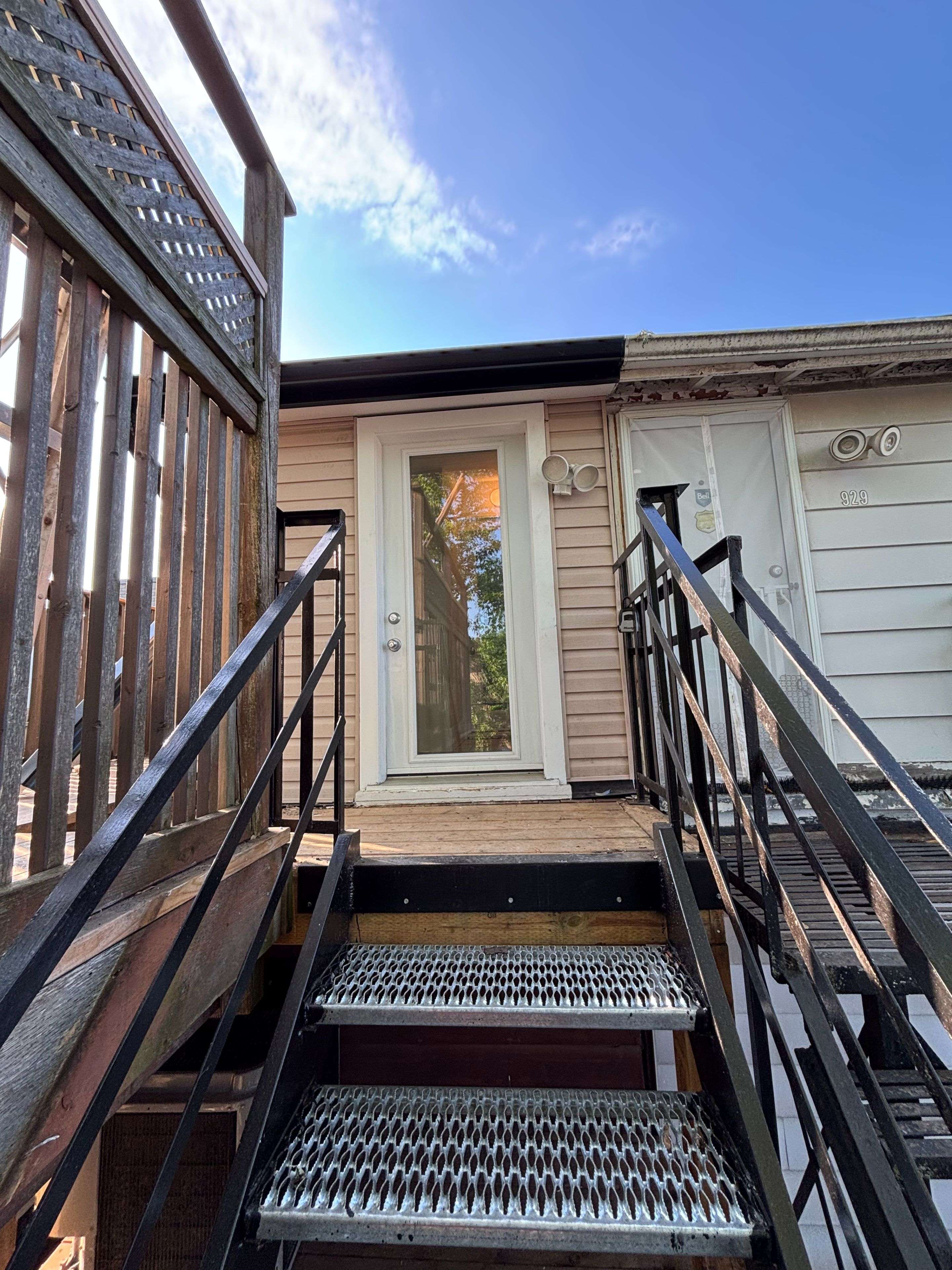 Toronto E02, ON M4E 1S6,927 Kingston RD #Upper