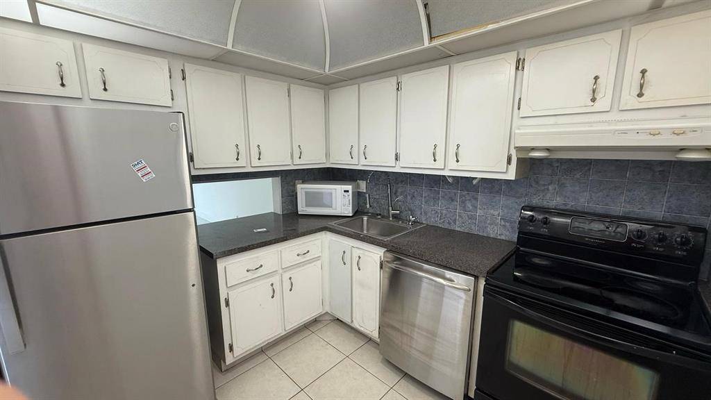 Lauderdale Lakes, FL 33313,2900 NW 46th Ave #212