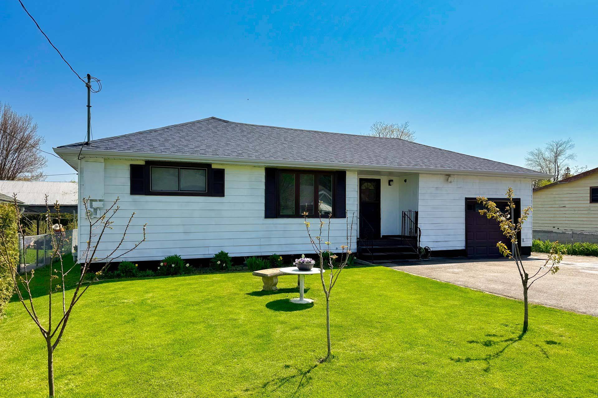 Georgina, ON L4P 3E9,831 Norval RD