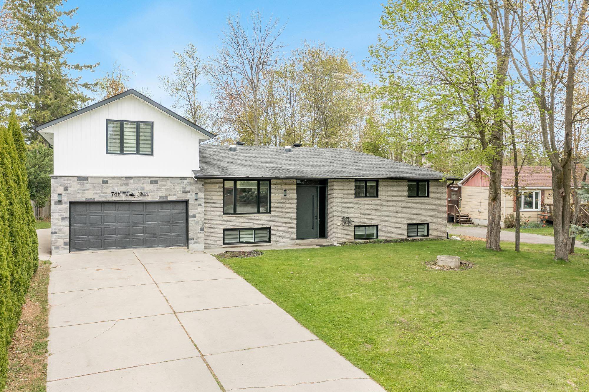 748 Trinity ST, Innisfil, ON L9S 2G8