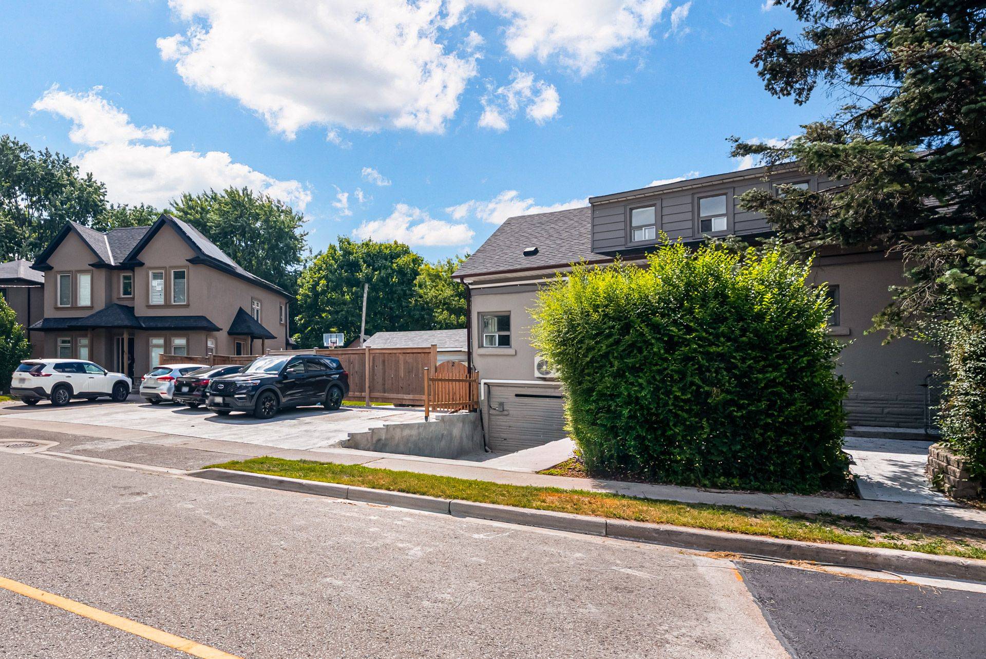 79 Twenty Fifth ST W #2, Toronto W06, ON M8V 3P7