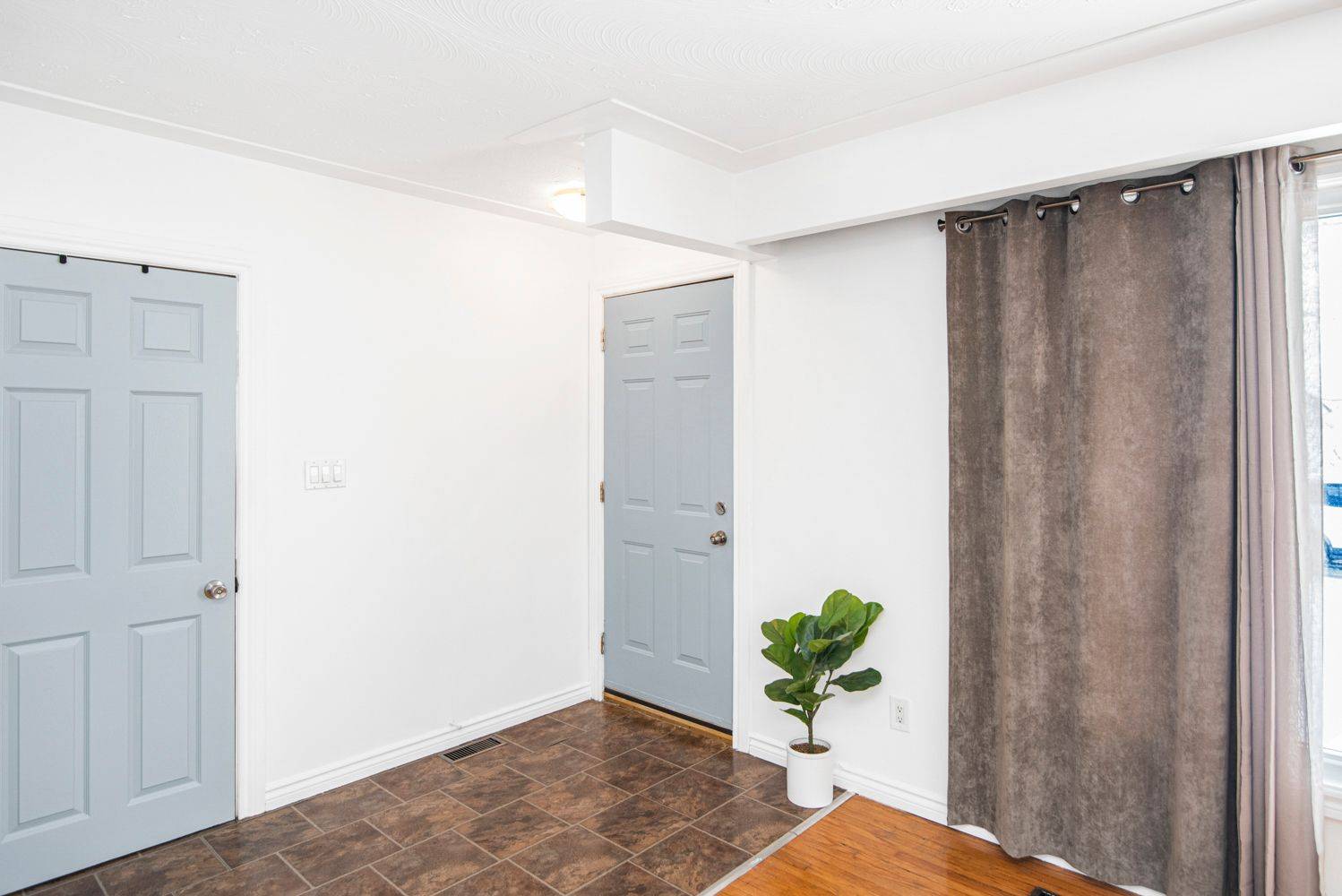 Hamilton, ON L8J 3B8,725 Mud ST E