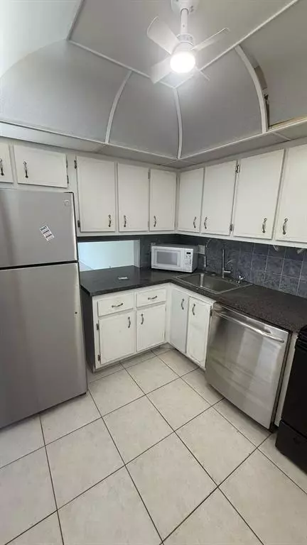 Lauderdale Lakes, FL 33313,2900 NW 46th Ave #212