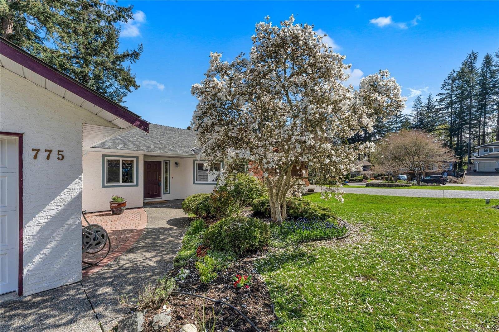 Saanich, BC V8Y 2Z7,775 Menawood Pl