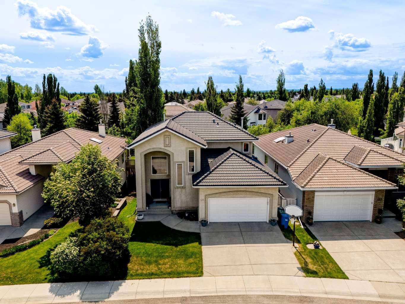 129 Woodpark Close SW, Calgary, AB T2W 6H1