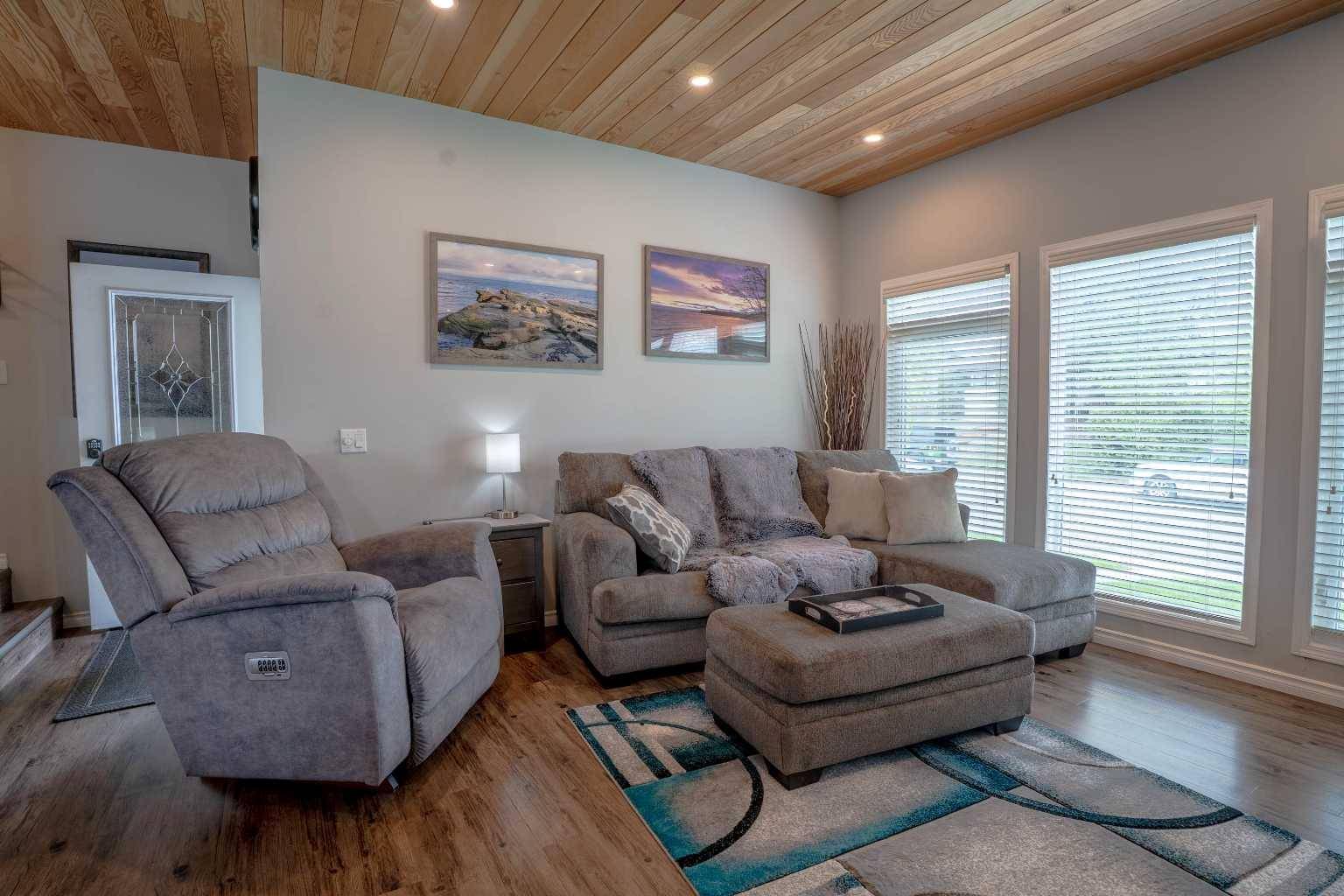 Calgary, AB T1Y 1N8,5711 18 AVE NE