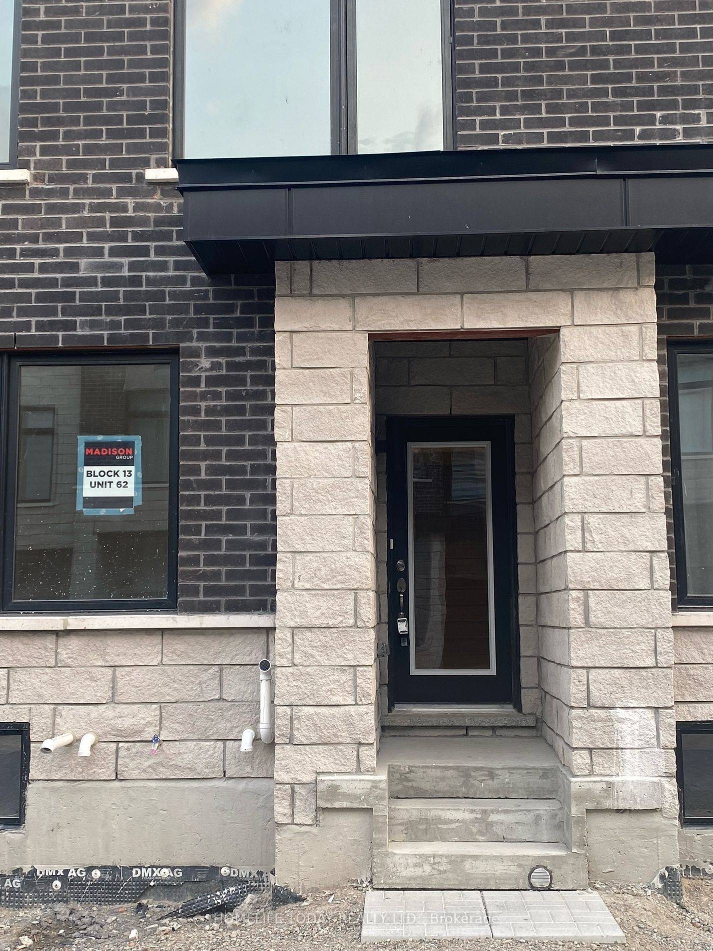2573 Castlegate XING, Pickering, ON L1X 0G4