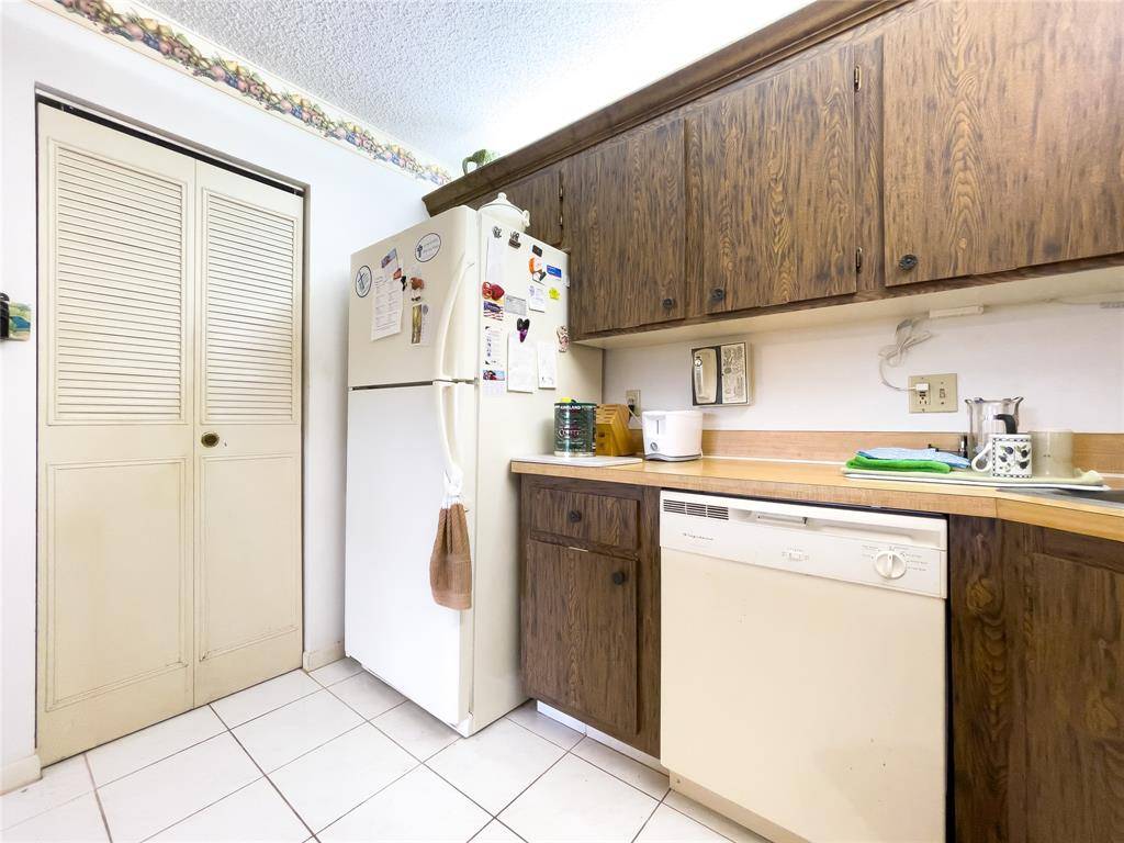 Greenacres, FL 33463,329 Knotty Pine Cir #C2