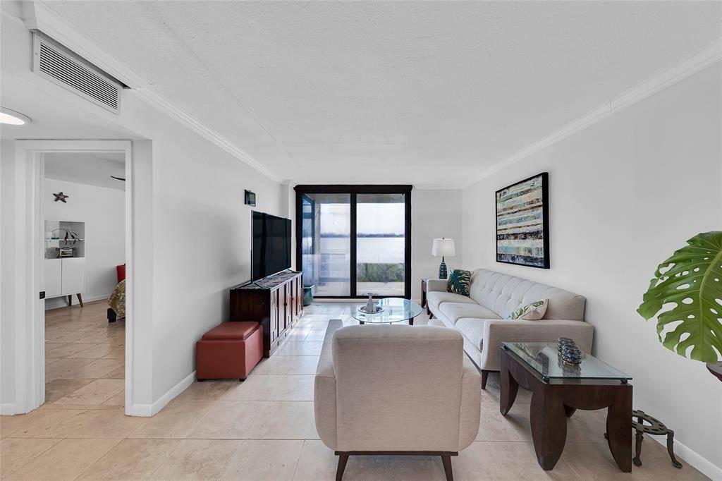 111 Lake Emerald Dr #105, Oakland Park, FL 33309