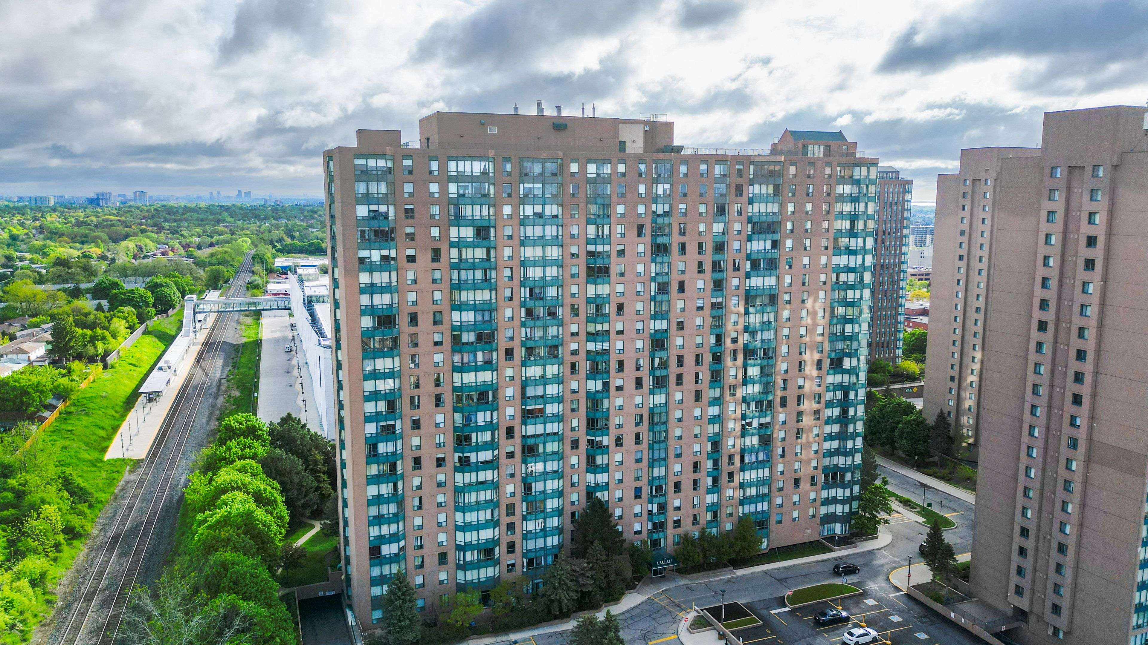 135 Hillcrest AVE #1403, Mississauga, ON L5B 4B1