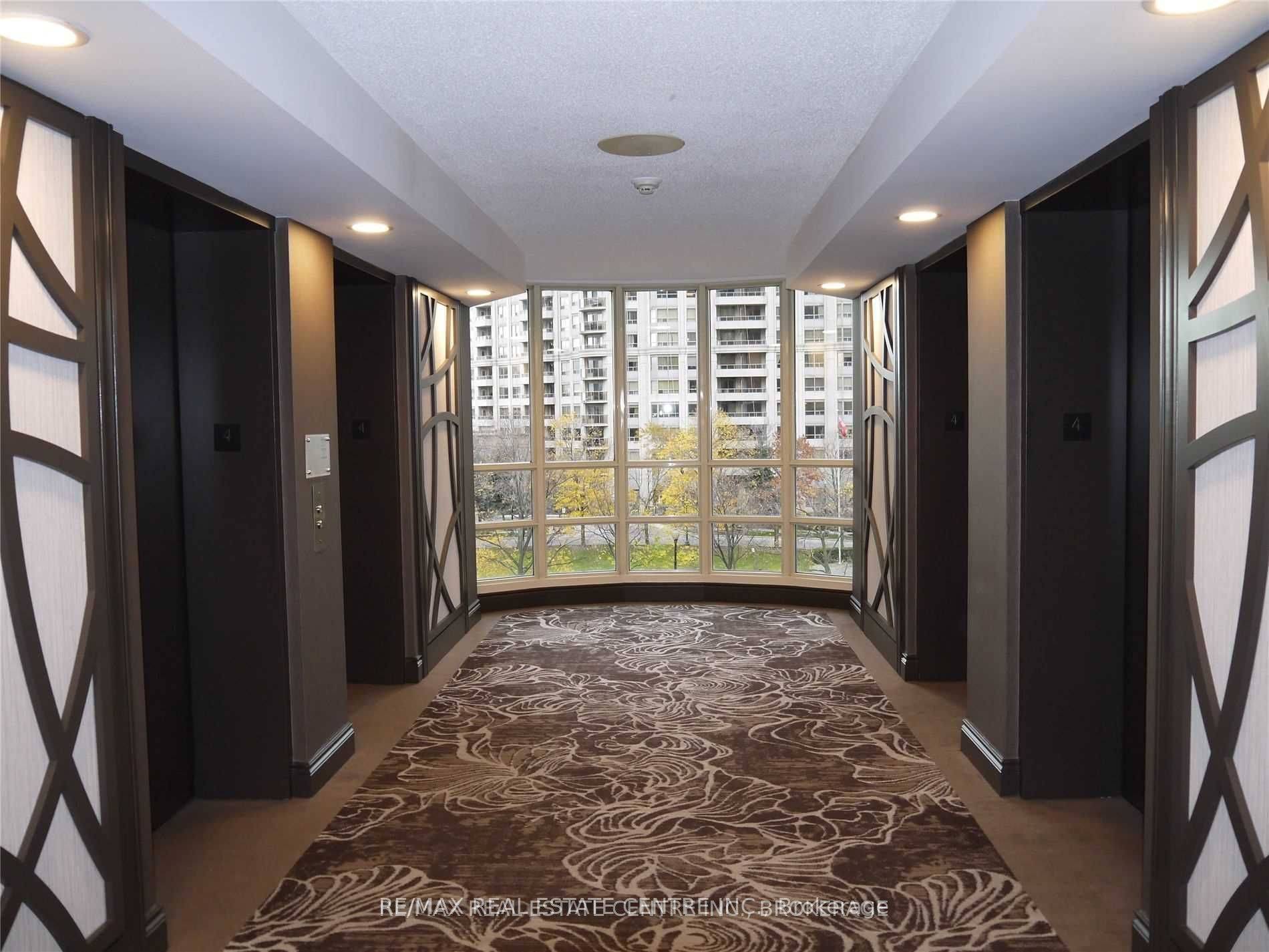 Mississauga, ON L5R 3K4,45 Kingsbridge Garden CIR #401
