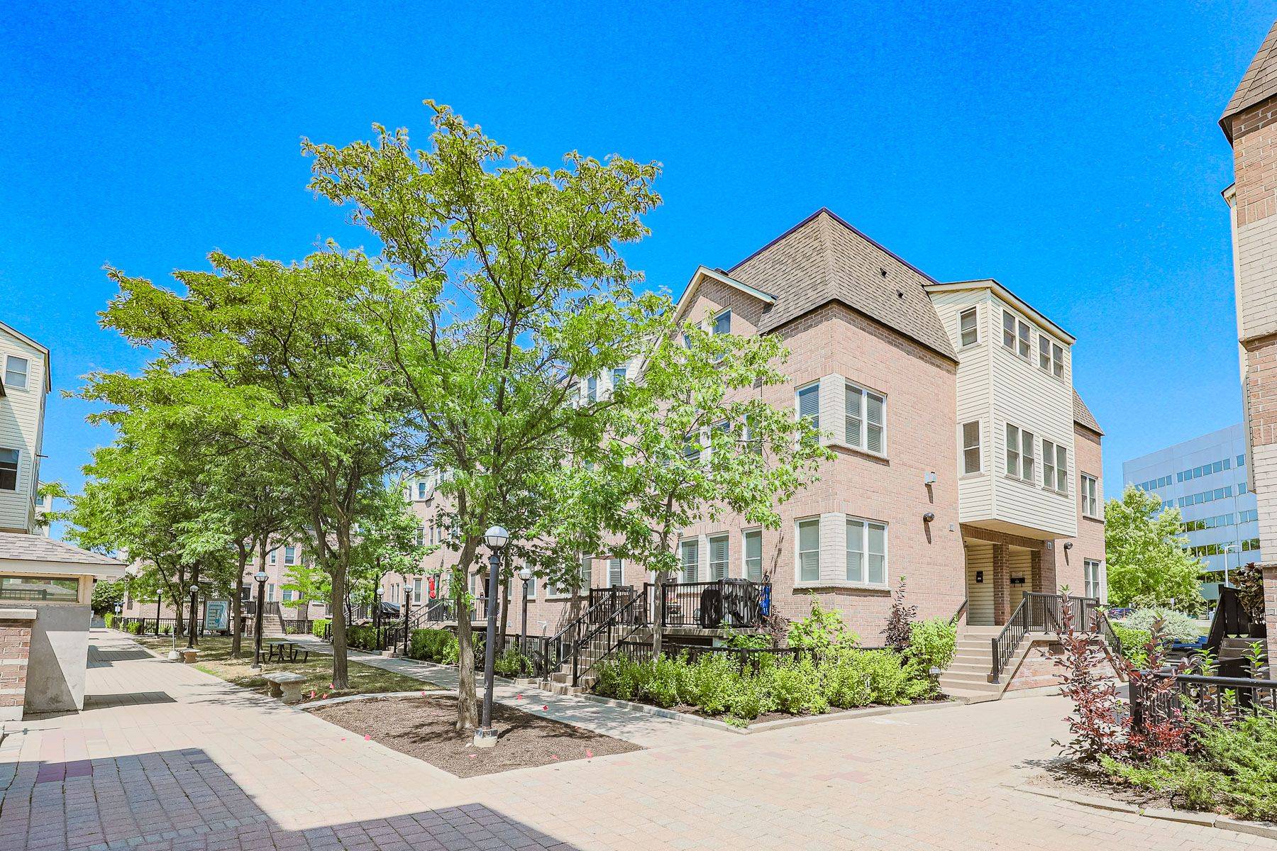 760 Lawrence AVE W #211, Toronto W04, ON M6A 3E7