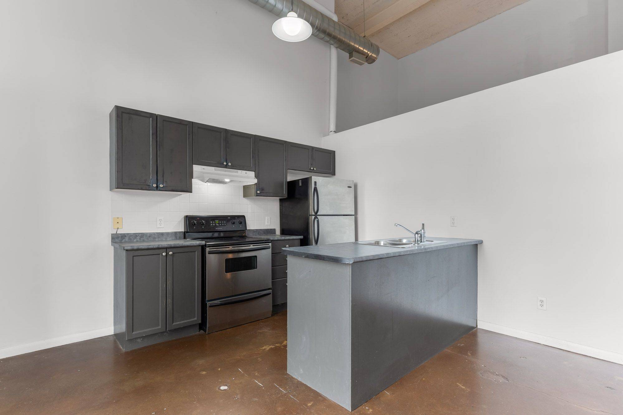 Hamilton, ON L8R 3H7,11 Rebecca ST #402