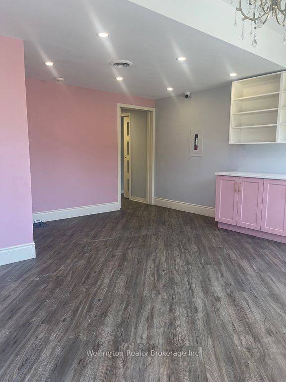 Guelph, ON N1H 1G8,51 Woodlawn RD W #2