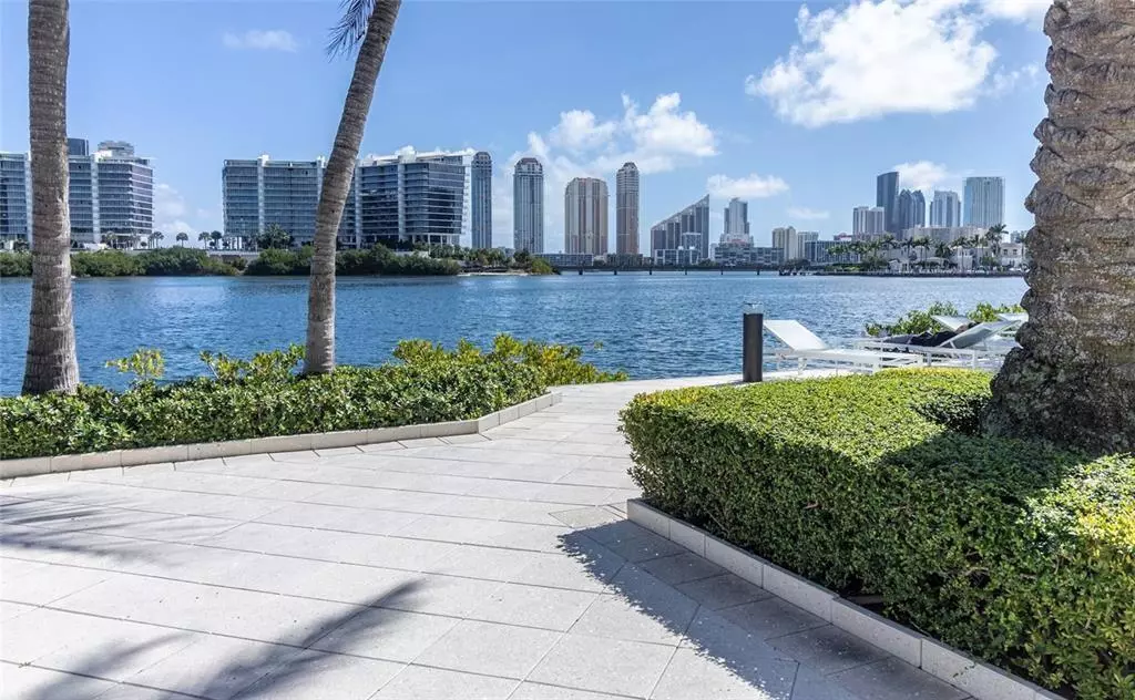 North Miami Beach, FL 33160,3205 NE 184th St #9304
