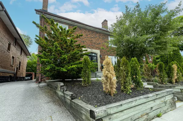 Toronto C03, ON M5P 2K9,963 Avenue RD #2