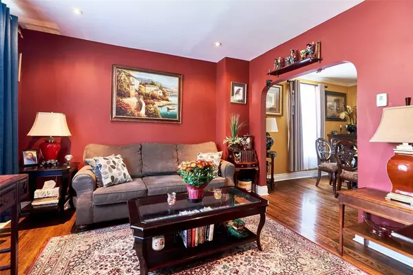 Oshawa, ON L1J 2H5,303 Pine AVE