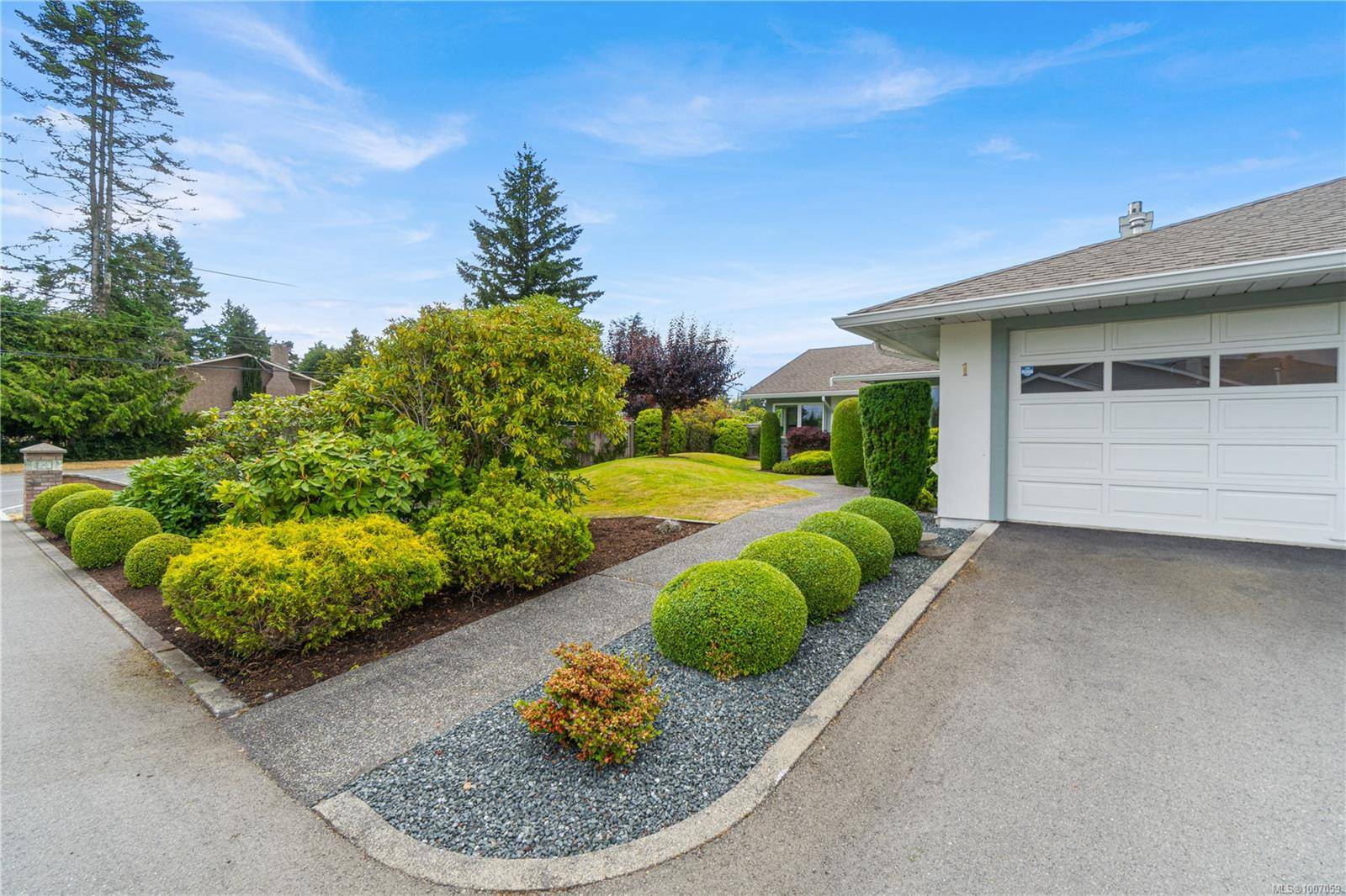 Qualicum Beach, BC V9K 1P4,639 Arbutus St #1
