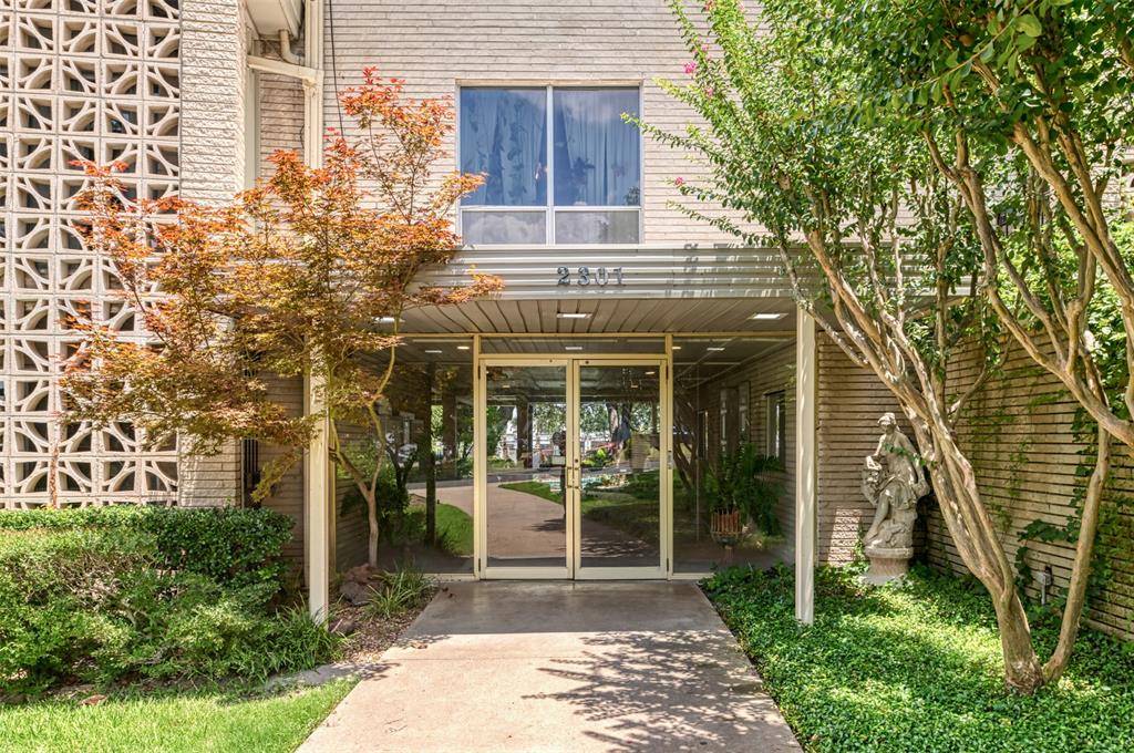 Fort Worth, TX 76116,2301 Ridgmar Plaza #8