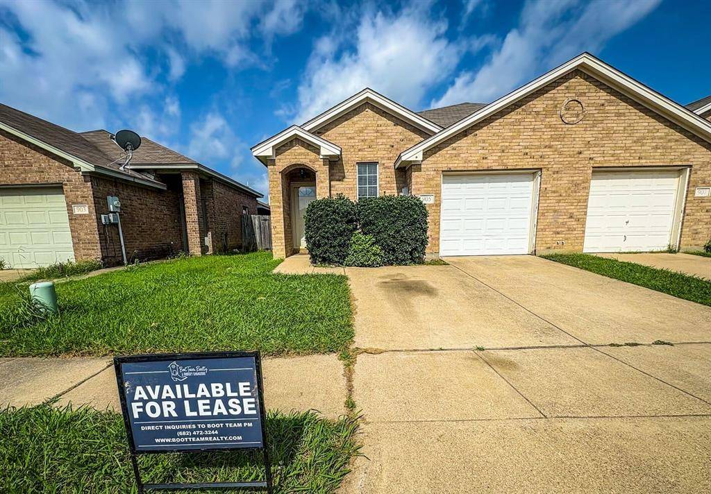 905 Walnut Street, Burleson, TX 76028
