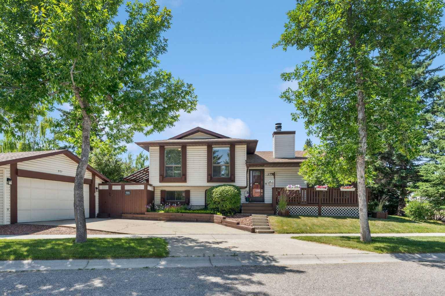 371 Woodridge PL Southwest, Calgary, AB T2W 3S5