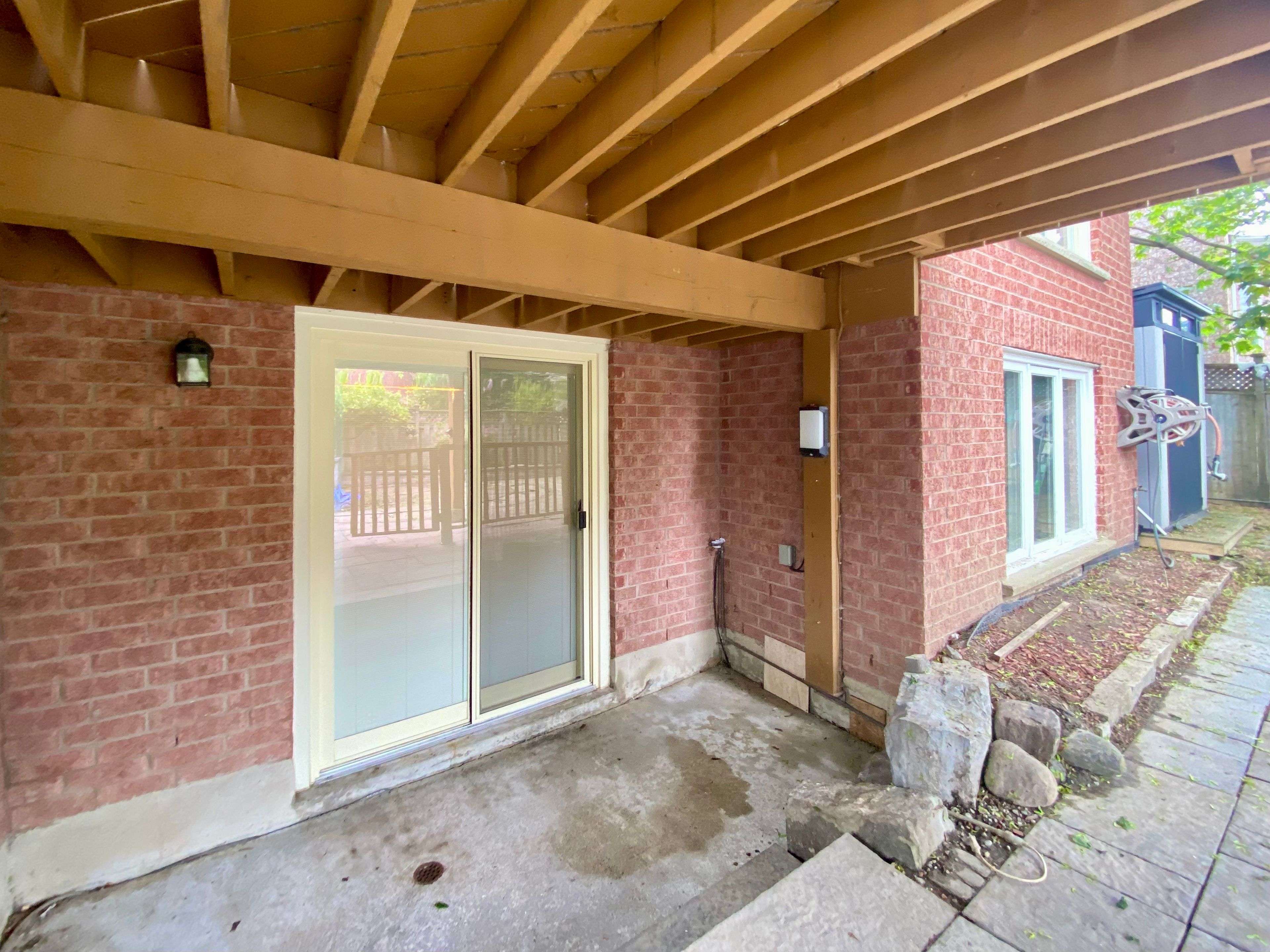 Whitby, ON L1R 1Z9,12 Headlands CRES