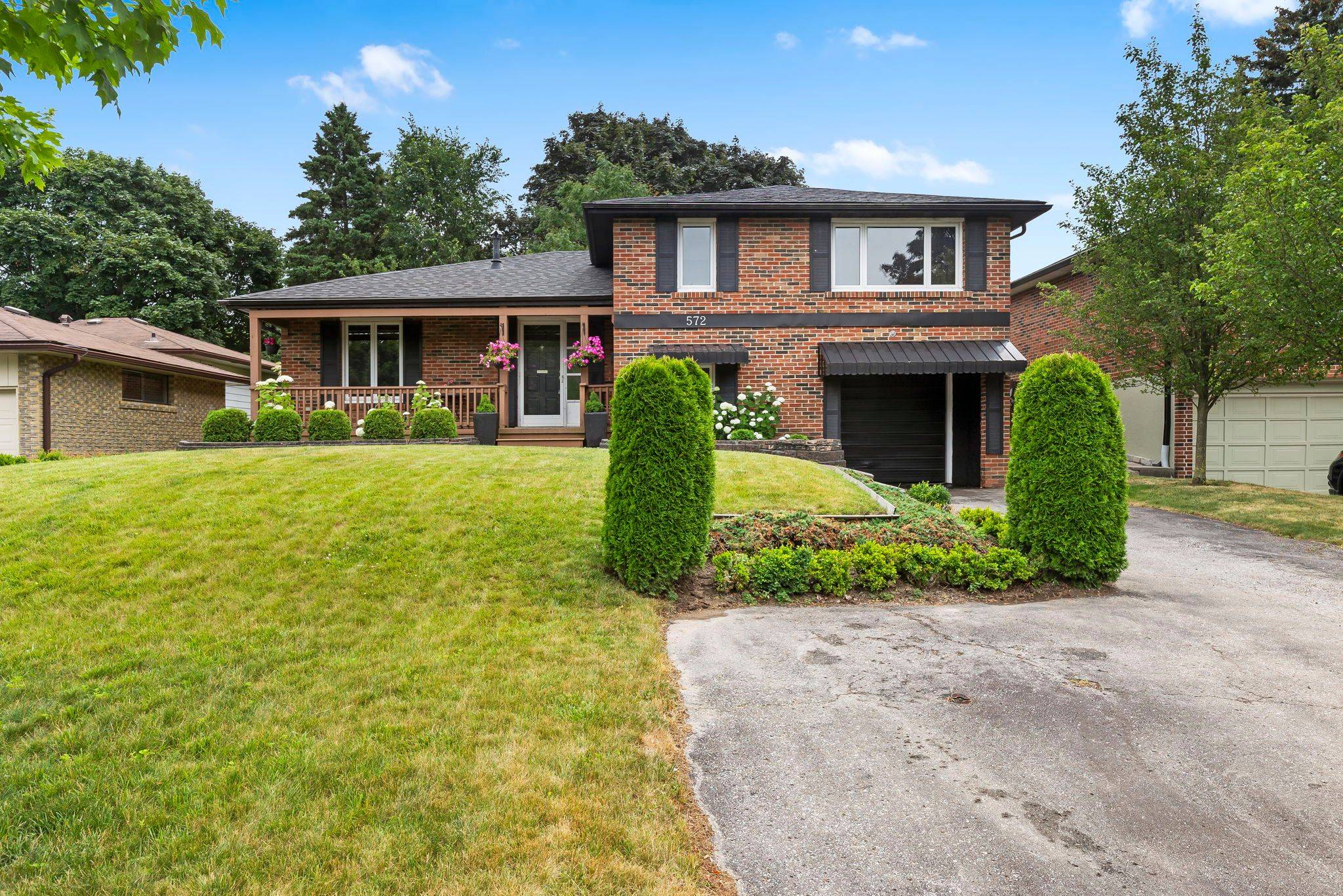 572 Arnhem DR, Oshawa, ON L1G 2J6