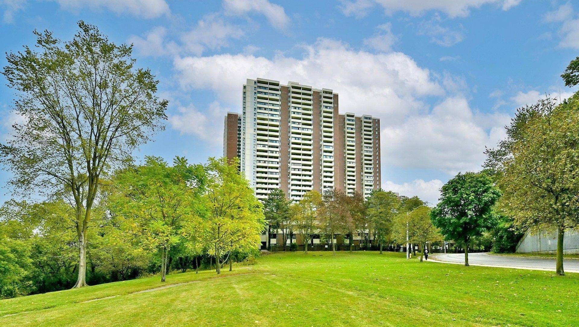 5 Massey SQ #2505, Toronto E03, ON M4C 5L6