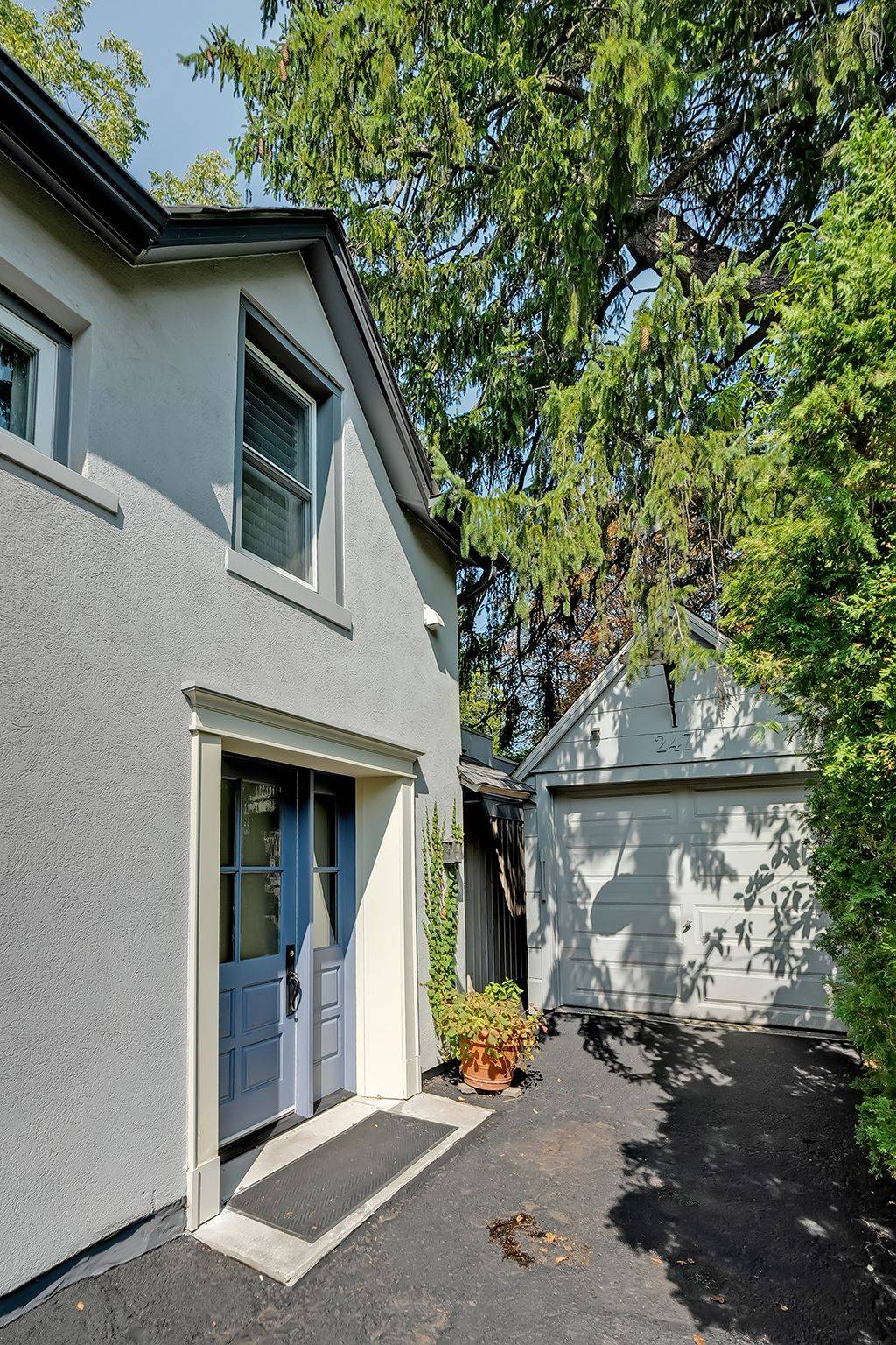 Oakville, ON L6J 3H1,247 Trafalgar RD