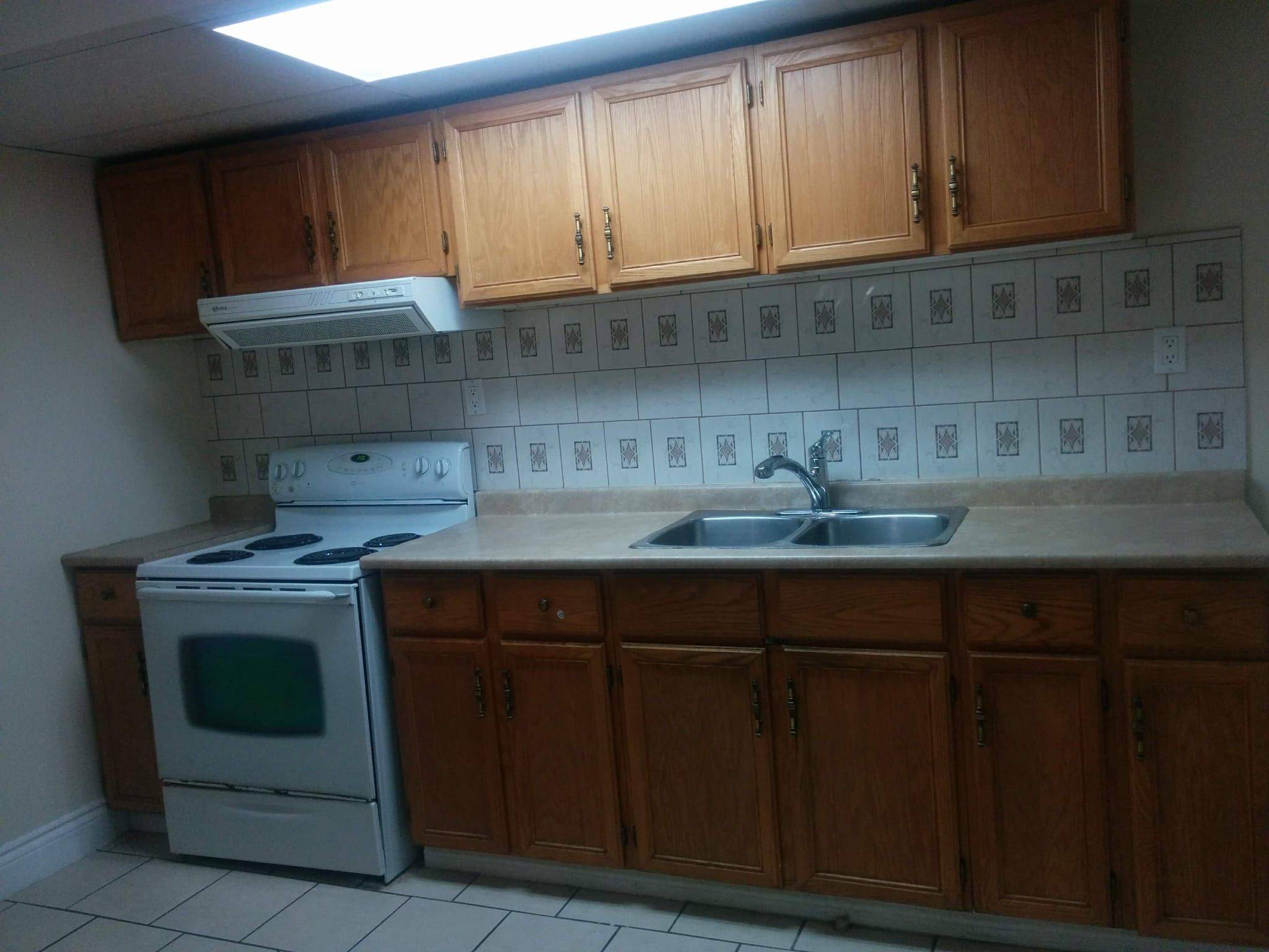 Mississauga, ON L5C 2G5,3429 Queenston DR