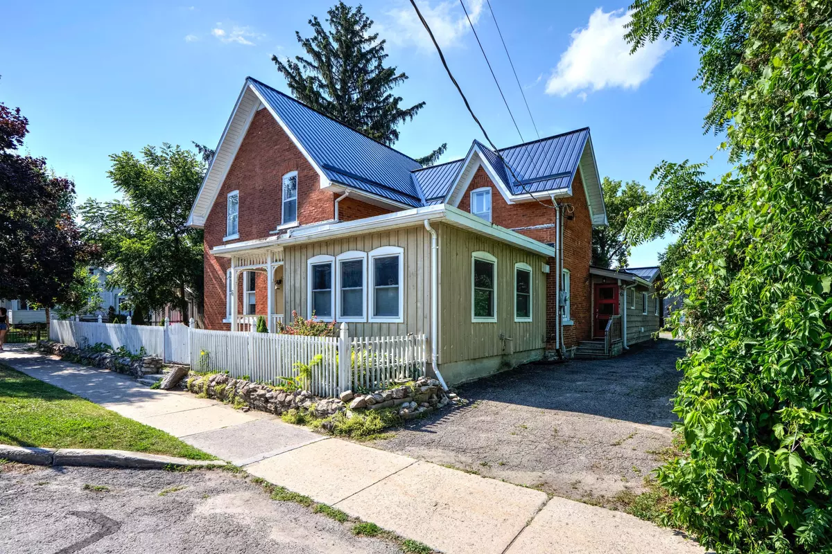 Westport, ON K0G 1X0,6 Spring ST N