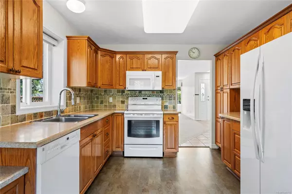 Qualicum Beach, BC V9K 2J4,774 Chartwell Blvd