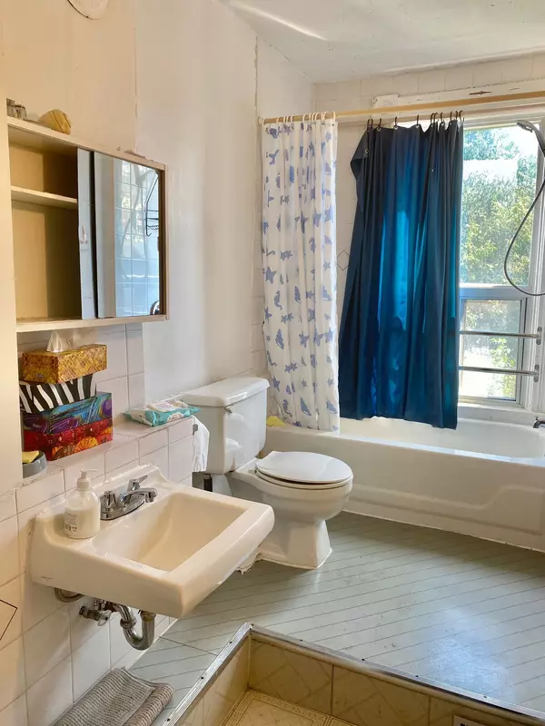 Toronto C01, ON M5T 1N5,59 Cecil ST #Room #4